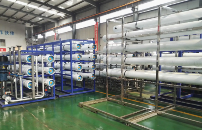 工業(yè)<a href=http://www.ayressports.com/fstcjssb/ target=_blank class=infotextkey>反滲透凈水設(shè)備</a>展示